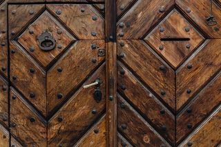 装饰复杂的门上雕刻着说唱歌手