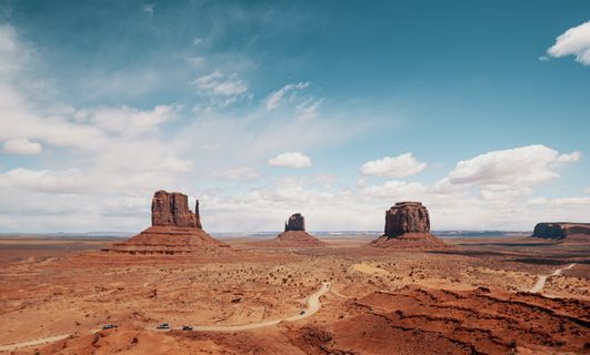 沙漠中岩层的景观摄影