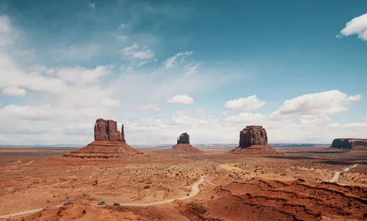 沙漠中岩层的景观摄影