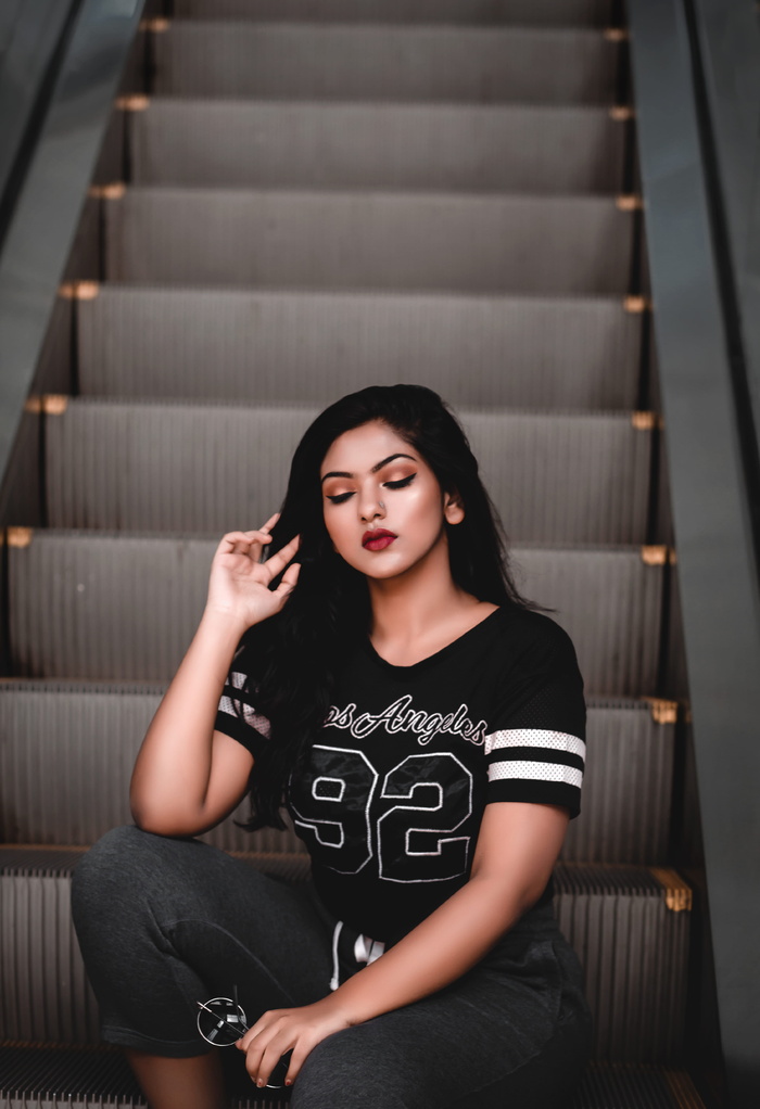 坐在自动扶梯上的女性选择性聚焦摄影