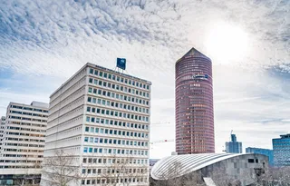 白色多云天空下的米色混凝土建筑