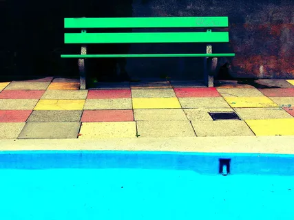 照片，绿色，木制，长椅，旁边，墙，蓝色，水池