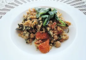 咖喱蒸粗麦粉、菠菜、鹰嘴豆、晒干番茄、素食者、膳食、午餐、晚餐