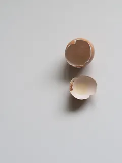 白色表面上的棕色蛋壳 白色表面上的棕色蛋壳