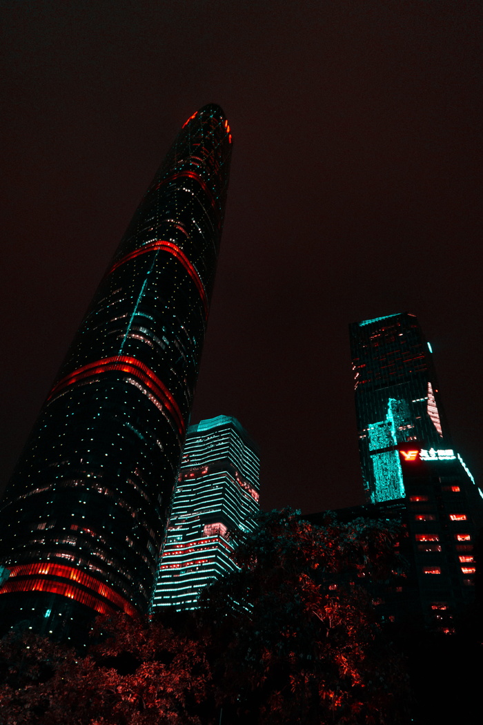 夜间建筑物的低角度照片