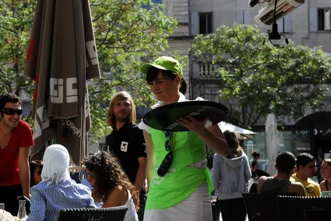 女人, 携带, 托盘, 人们坐着, 站立, 旁边, 建筑物, 白天