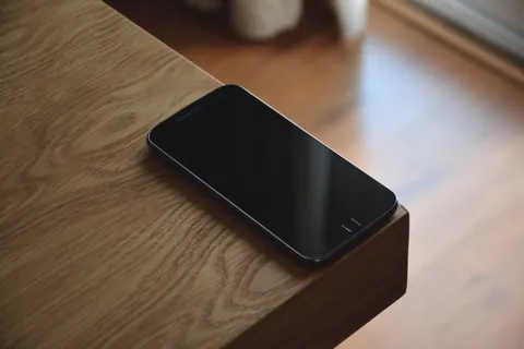 角落桌上的黑色Android智能手机 角落桌上的黑色Android智能手机