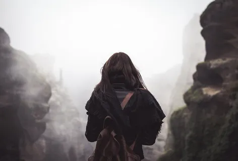 女人,黑人,穿着,面对,岩石山脉,人,旅行,冒险 女人,黑人,穿着,面对,岩石山脉,人,旅行,冒险