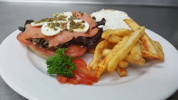 百吉饼，餐厅，食品，午餐，即食，食品和饮料，盘子，快餐