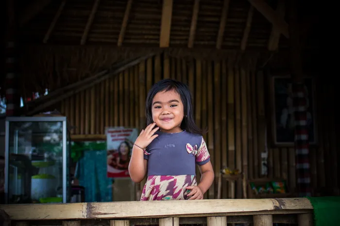 穿着紫色和白色连衣裙的幼儿