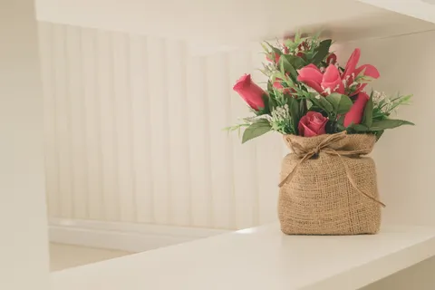 桌子，花，街道，咖啡，餐饮，白色，花瓶，空