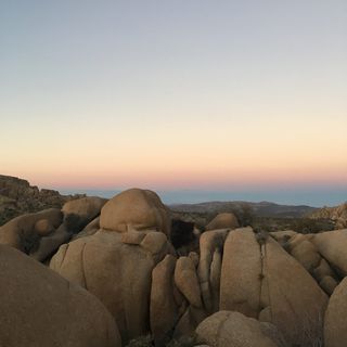 黄金时段的褐色岩石