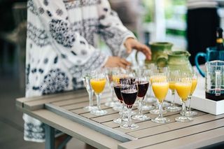 盛葡萄酒和橙汁的玻璃杯