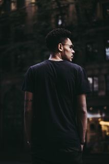 身穿黑色衬衫的男子照片