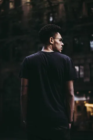 身穿黑色衬衫的男子照片