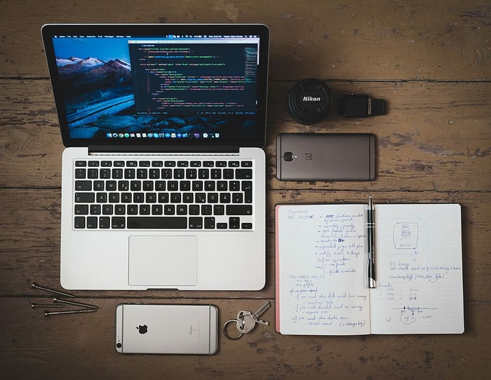 银色MacBook开机