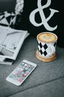 拿着杂志和咖啡休息 拿着杂志和咖啡休息