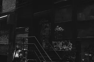 人，人，扶手，栏杆，墙壁，涂鸦，舞台，楼梯