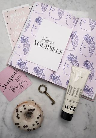 管瓶，书，放在桌子上，桌子，桌子，化妆品，粉彩，桌子，甜甜圈