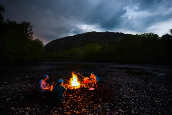 美国，delano，gee creek荒野，河流，山脉，营地，营火，火灾
