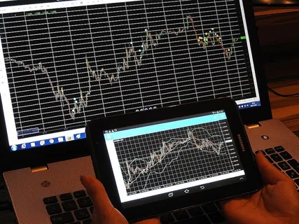 个人、持有、黑色、三星平板电脑、波动、屏幕显示、图表、交易