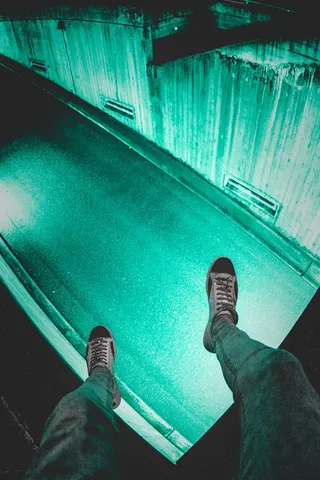 穿着棕色和黑色低帮运动鞋的人