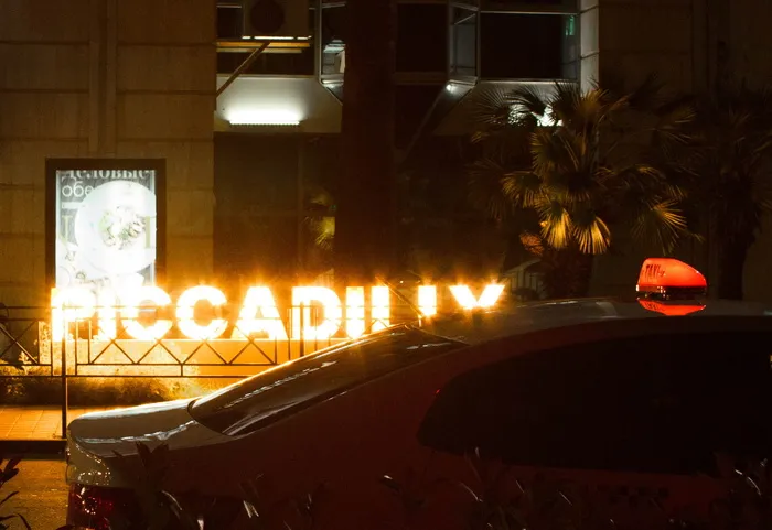 Led灯旁的白色汽车