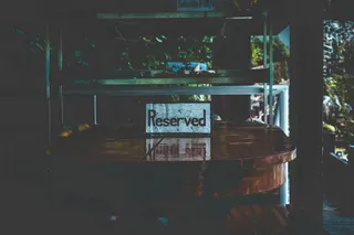 棕色木桌上的白色保留标志