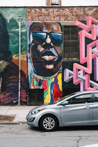 银色现代伊兰特与格拉菲蒂停在墙上