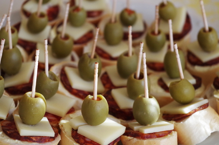 jednohubky，橄榄，面包，餐桌礼仪，食物，食物和饮料，新鲜度，甜味