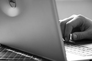 个人电脑，电子产品，电脑，笔记本电脑，人，人，电脑硬件，硬件