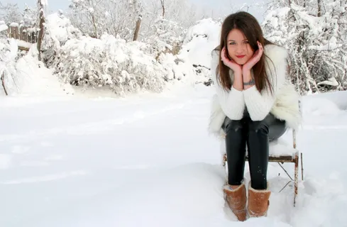 女人, 白色, 派克大衣, 棕色, 雪地靴, 坐, 椅子, 雪季