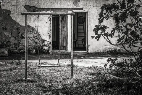 灰度照片，秋千，室外，生锈，院子，老房子，腐烂，记忆