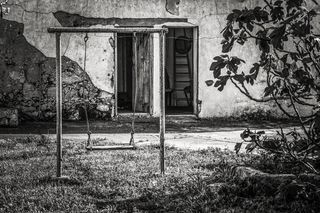 灰度照片，秋千，室外，生锈，院子，老房子，腐烂，记忆