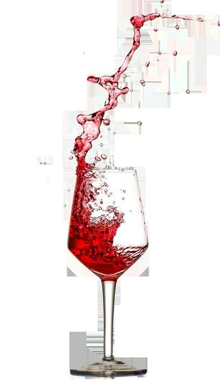倒在酒杯里的红酒