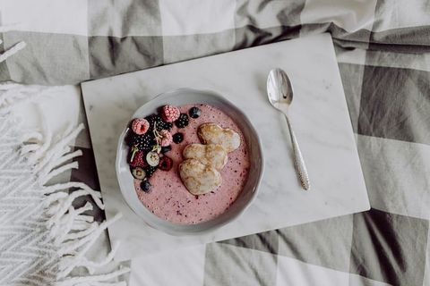 盛有酸奶、姜饼和水果的碗