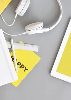 灰色表面上的白色耳机。