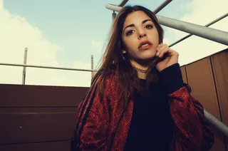 靠近灰色金属格栅的女人