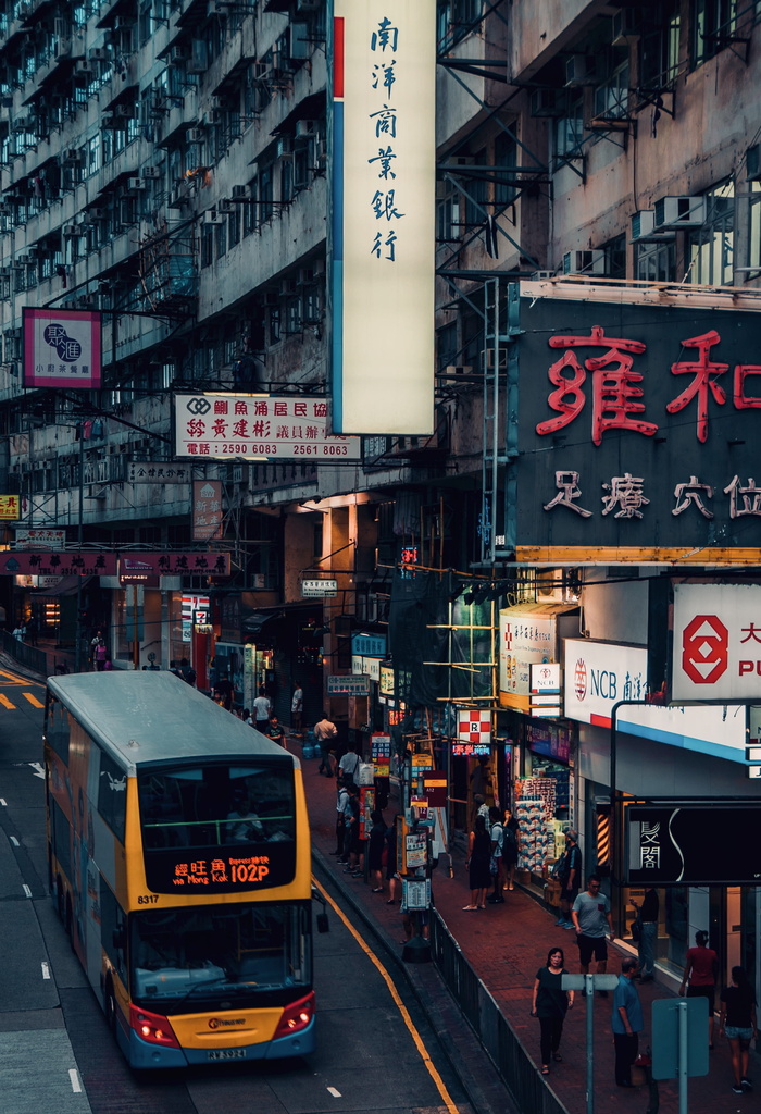 灰色建筑附近的黑色和黄色双层巴士