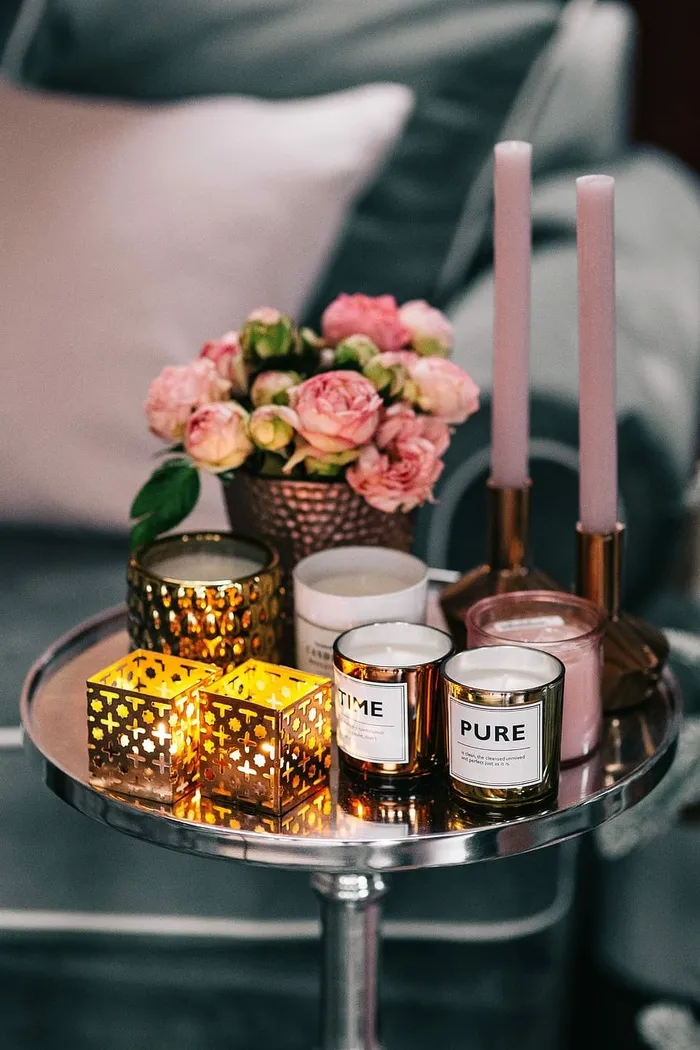 粉色装饰的边桌