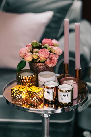 粉色装饰的边桌