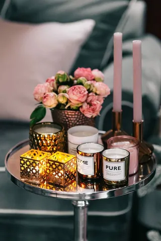 粉色装饰的边桌