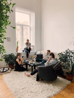 朋友,交谈,家,房子,室内设计,男人,女人,人们 朋友,交谈,家,房子,室内设计,男人,女人,人们