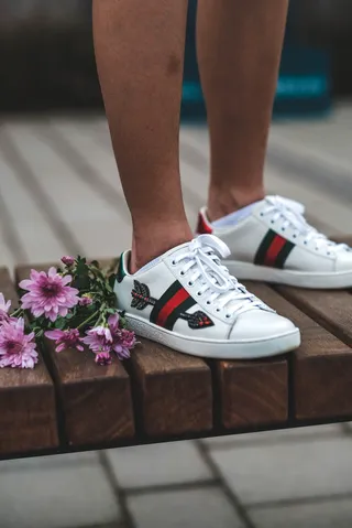 穿着白色古驰低帮运动鞋的人