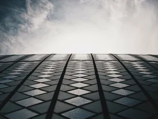 灰色混凝土地板、建筑、建筑、基础设施、结构、设施、公寓、窗户