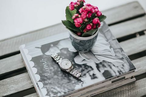 一盆粉红色的小花，里面放着各种物品