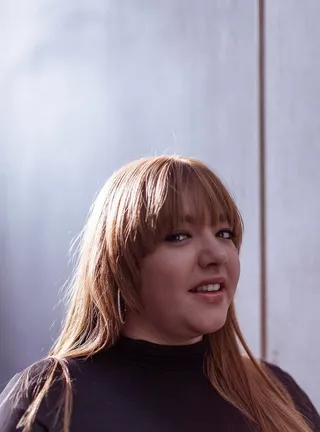 穿黑衬衫的女人聚焦摄影