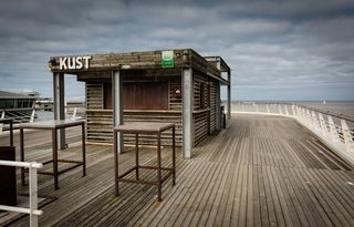 棕色木桌、建筑、木板路、桥梁、scheveningen、木材、小吃店、荷兰