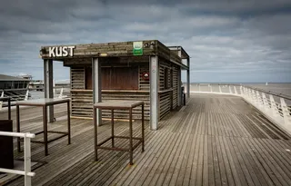 棕色木桌、建筑、木板路、桥梁、scheveningen、木材、小吃店、荷兰