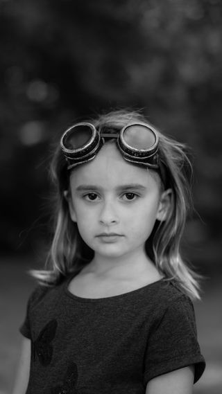 穿黑色圆领短袖衬衫的女孩